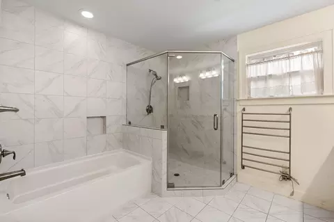 Bath - 701 E 17th St, Houston, TX 77008 photo 3 of 4