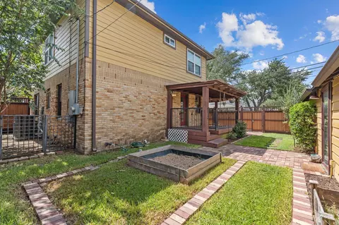 Exterior - 701 E 17th St, Houston, TX 77008 photo 4 of 7