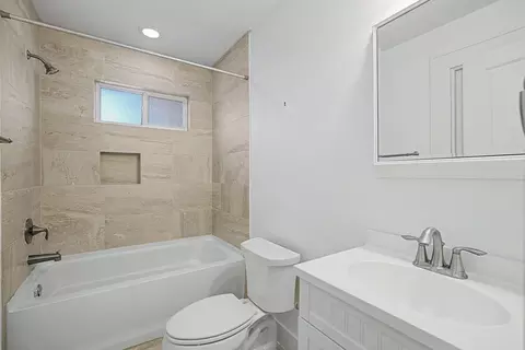 Bath - 701 E 17th St, Houston, TX 77008 photo 4 of 4