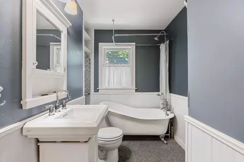 Bath - 701 E 17th St, Houston, TX 77008 photo 1 of 4
