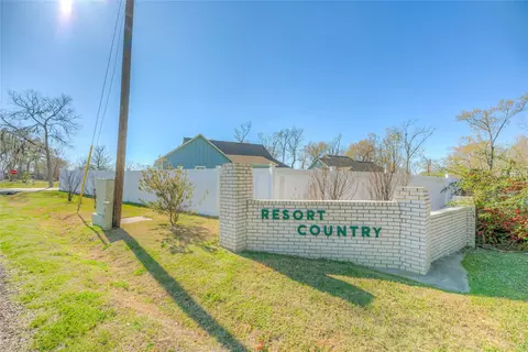 276 Resort Dr, Livingston, TX 77351