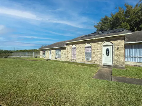 616 Travis St, Webster, TX 77598 photo 1