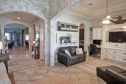 Entry Way - 1283 Laurel Ln, Angleton, TX 77515 photo 2 of 6