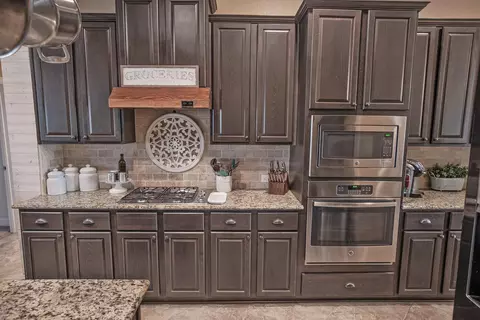 Kitchen - 1283 Laurel Ln, Angleton, TX 77515 photo 4 of 5