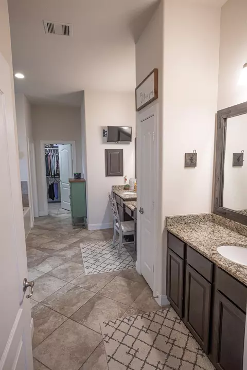 Bath - 1283 Laurel Ln, Angleton, TX 77515 photo 3 of 4