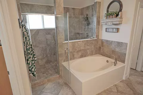 Bath - 1283 Laurel Ln, Angleton, TX 77515 photo 1 of 4