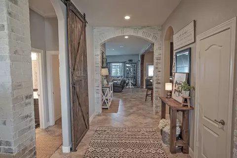 Entry Way - 1283 Laurel Ln, Angleton, TX 77515 photo 3 of 6