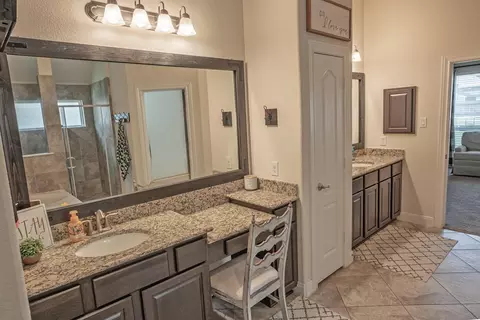 Bath - 1283 Laurel Ln, Angleton, TX 77515 photo 2 of 4