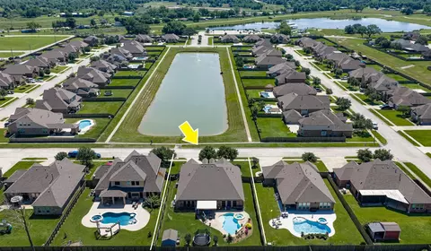 1283 Laurel Ln, Angleton, TX 77515