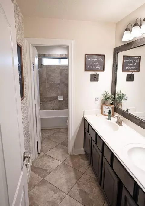 Bath - 1283 Laurel Ln, Angleton, TX 77515 photo 4 of 4