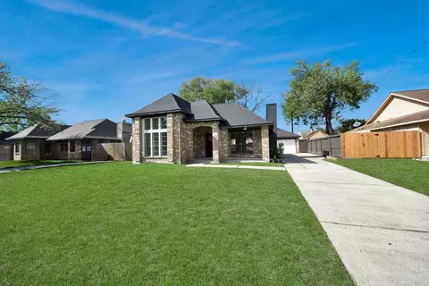 1114 N Nottingham Dr, League City, TX 77573