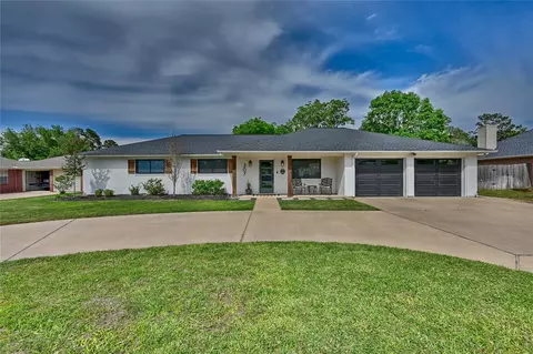 207 Briar Ridge Dr, Bellville, TX 77418