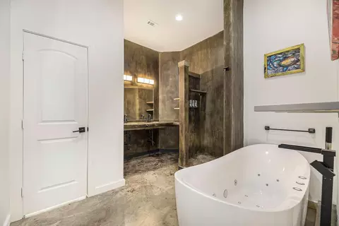 Bath - 475 Pinnacle, Trinity, TX 75862 photo 1 of 2