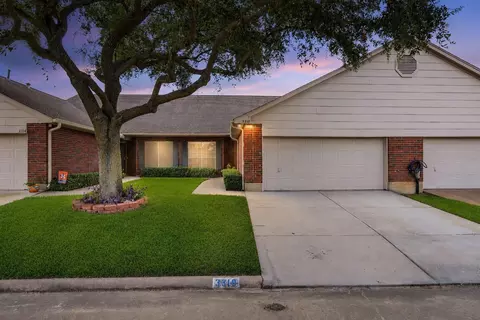3310 Country Meadows Ct, Pearland, TX 77584