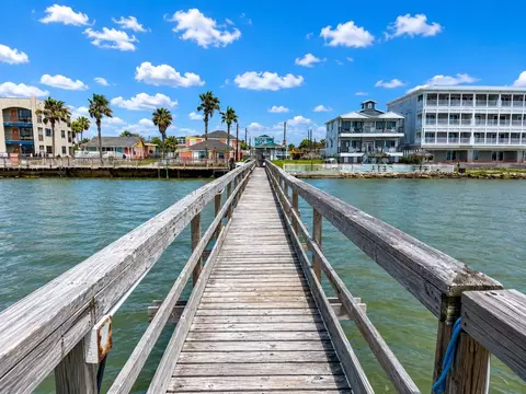 720 S Water St, Rockport, TX 78382