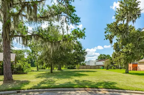 13 Seminole Ln, West Columbia, TX 77486