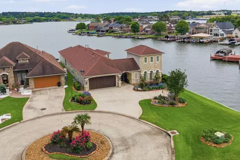9305 Old River Ct E, Montgomery, TX 77356