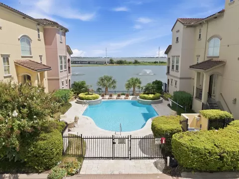 15 Laurelwood Dr, Houston, TX 77058