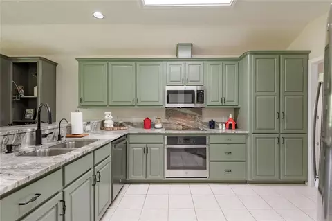 Kitchen - 184 Birch St, Trinity, TX 75862 photo 2 of 5