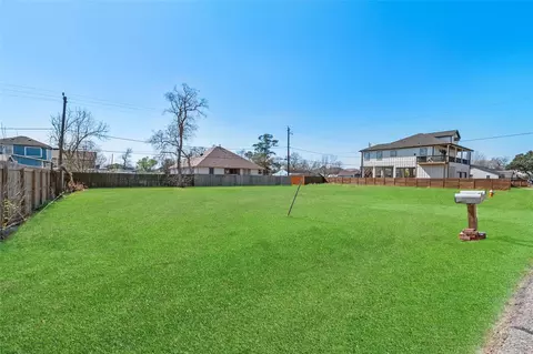 127 Dwire Dr, La Porte, TX 77571