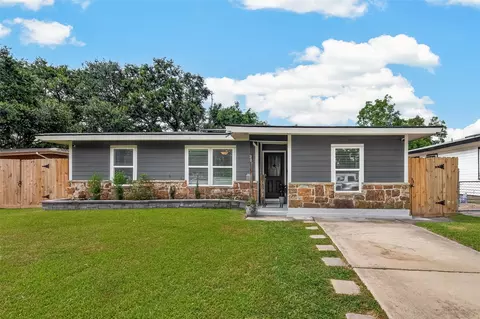 901 Temple Cir, Hitchcock, TX 77563