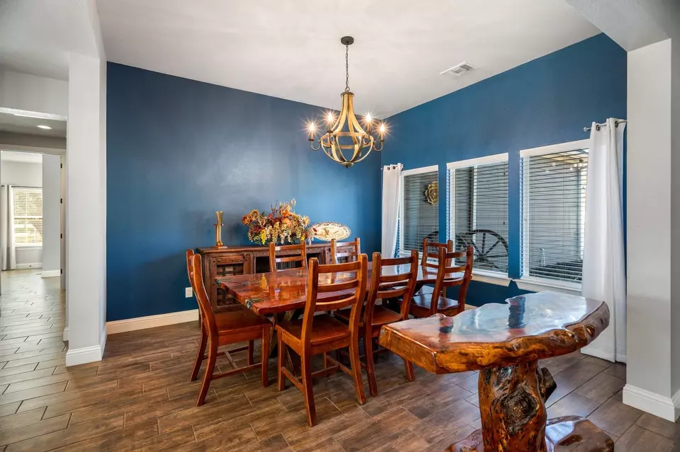 Dining - 206 Modoc Trl, Gainesville, TX 76240 photo 1 of 2