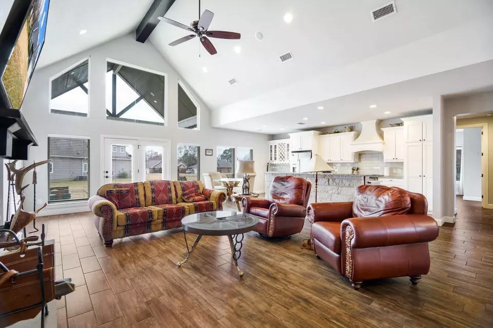 Living - 206 Modoc Trl, Gainesville, TX 76240 photo 3 of 4