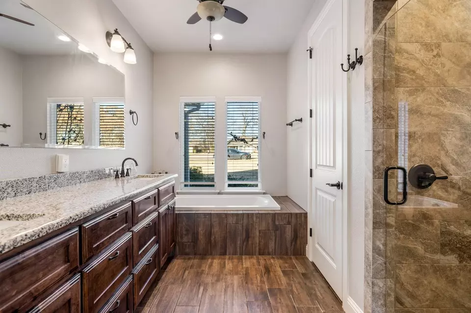 Bath - 206 Modoc Trl, Gainesville, TX 76240 photo 1 of 4
