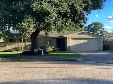 907 Twin Falls Rd, Houston, TX 77088