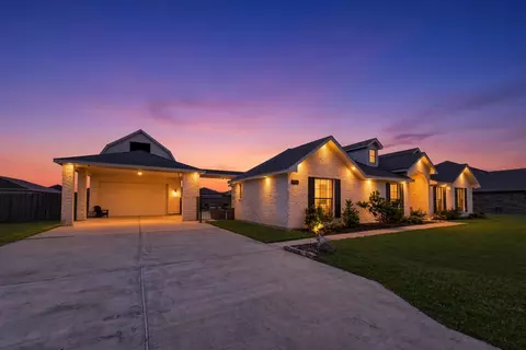 3310 Bastian Rd, Dickinson, TX 77539