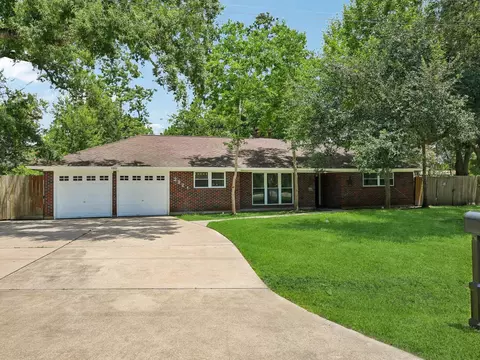 2921 Oak Dr, Dickinson, TX 77539