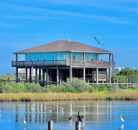 802 18th St, Port Bolivar, TX 77650