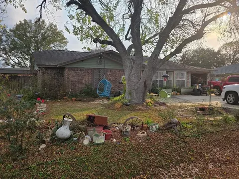 2414 Goldenrod St, Highlands, TX 77562