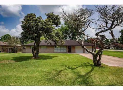 117 Lazy Ln, Lake Jackson, TX 77566
