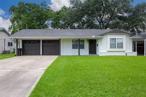 2910 Oleander Ln, Groves, TX 77619