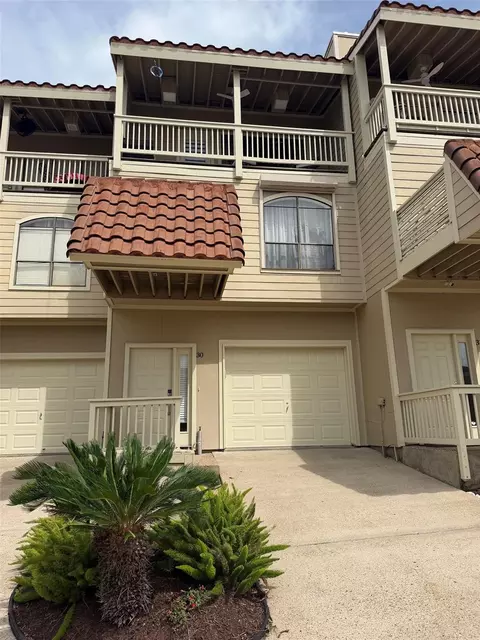 30 Dana Dr, Galveston, TX 77554
