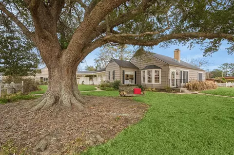 302 E Jackson St, West Columbia, TX 77486