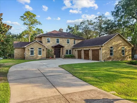 713 Bayou Crest Dr, Dickinson, TX 77539