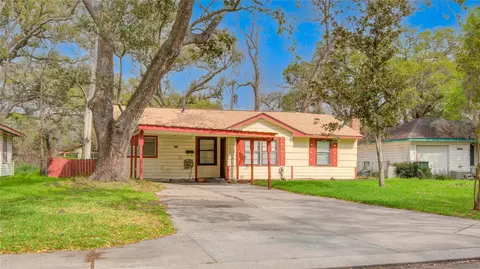 215 Cypress St, Lake Jackson, TX 77566