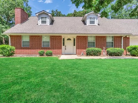 1928 Greentree Dr, Huntsville, TX 77340