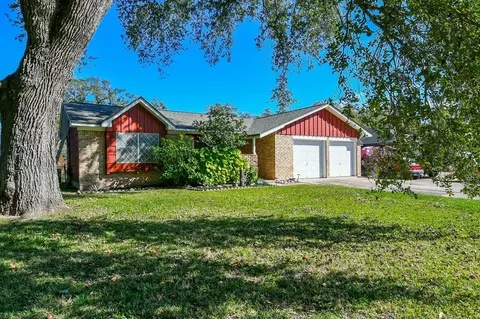 129 Cannon St, Clute, TX 77531