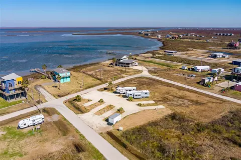1040 Rollover Ln, Gilchrist, TX 77617