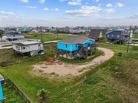 818 Surf Dr, Surfside Beach, TX 77541