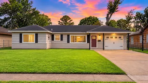 8521 Western Dr, Houston, TX 77055