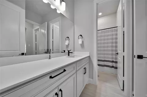 Bath - 13067 Soaring Forest Dr, Conroe, TX 77302 photo 4 of 5
