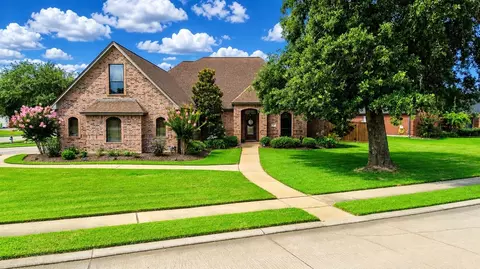 51 Red Maple Ct, Lake Jackson, TX 77566