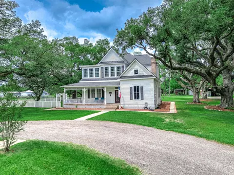 600 S Walker St, Angleton, TX 77515