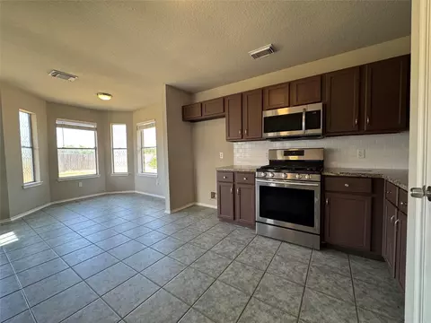 5007 Chase Mountain Dr, Bacliff, TX 77518