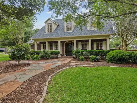408 Allan St, Friendswood, TX 77546