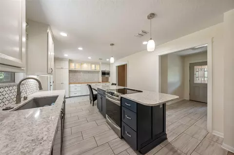 Kitchen - 71 Hiwon Dr, Conroe, TX 77304 photo 5 of 7